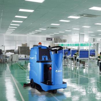 小型駕駛式洗地機(jī) 提升倉庫車間與停車場清潔效率的利器